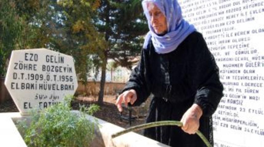 Suriye'deki Savaştan Ka&ccedil;an Ezo Gelin&rsquo;in Kızı Annesinin Mezarını Ziyaret Etti