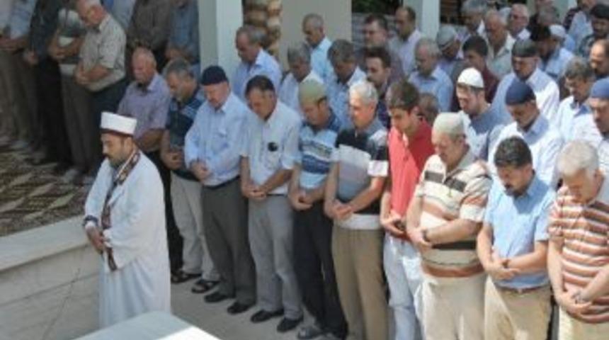 Mısır Ve Suriye’de Ölenler İçin Cenaze Namazı Kılındı