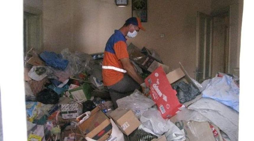 &ldquo;yalnız Değilsiniz&rdquo; Ekibi Yaşlı Kadının Evinden 8 Kamyon &Ccedil;&ouml;p &Ccedil;ıkardı