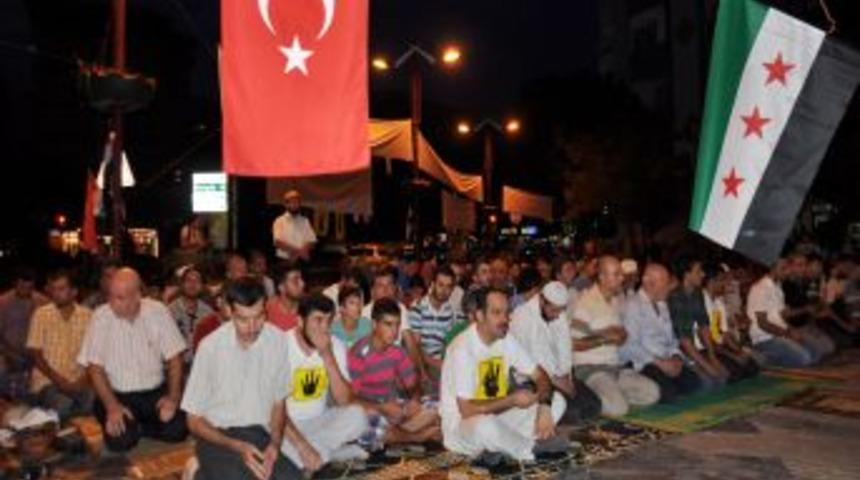 &Ccedil;ocuklar, Suriye'deki Katliamı Yere Uzanarak Protesto Etti