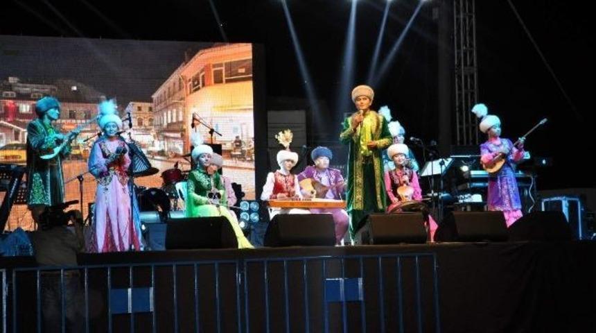 Halk Dansları Ekipleri G&ouml;sterileriyle B&uuml;y&uuml;ledi