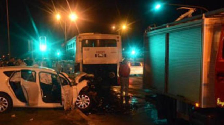 Kırmızı ışıkta feci kaza: 2 &ouml;l&uuml;, 1 yaralı