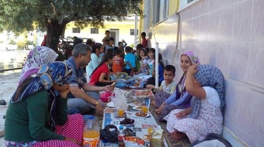 Kursu Başarı İle Bitiren &Ccedil;ocuklar Cami Avlusunda Veda Pikniği Yaptı