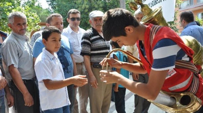 Kızılay'dan Cuma Namazı Sonrası Meyve Suyu İkramı