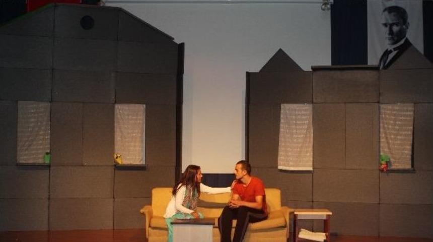 Depremi Tiyatro Perdesine Yansıttılar