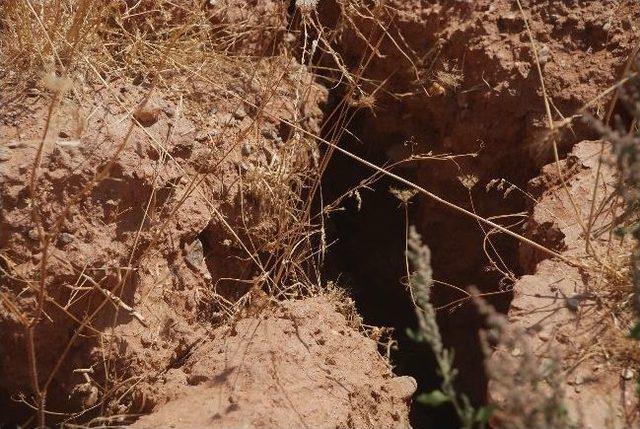 Belediyenin Adliye Yeri Olarak Gösterdiği Alanda Büyük Yarıklar Oluştu