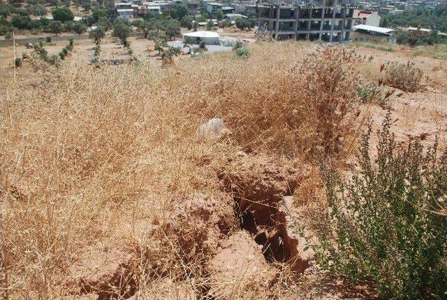 Belediyenin Adliye Yeri Olarak Gösterdiği Alanda Büyük Yarıklar Oluştu