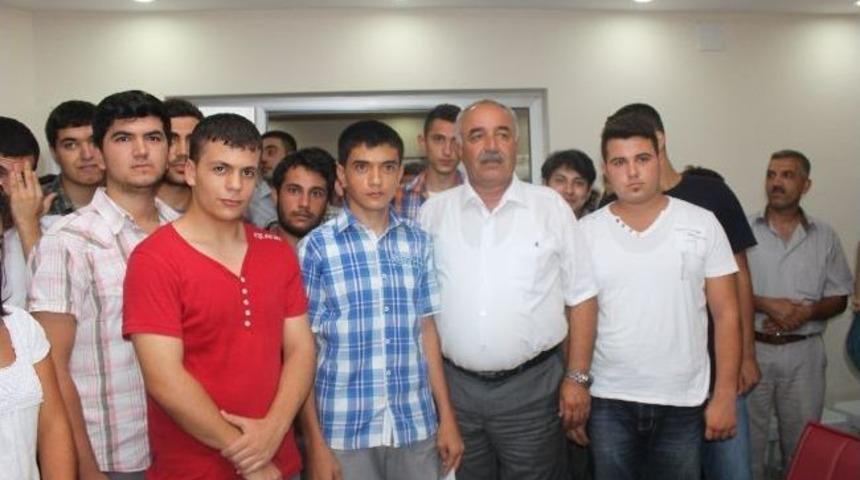 Başkan Keskin&rsquo;den 400 &Uuml;niversiteliye Maddi Destek