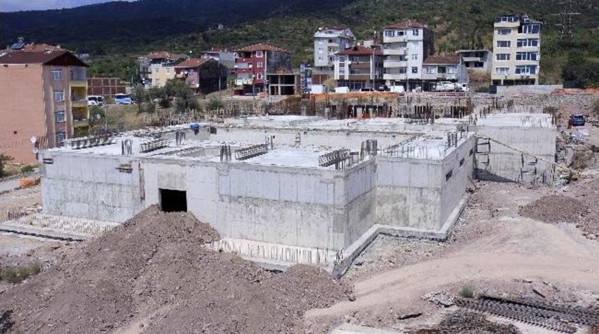 Kocaeli'de Yarı Olimpik Y&uuml;zme Havuzunun Yapımı S&uuml;r&uuml;yor