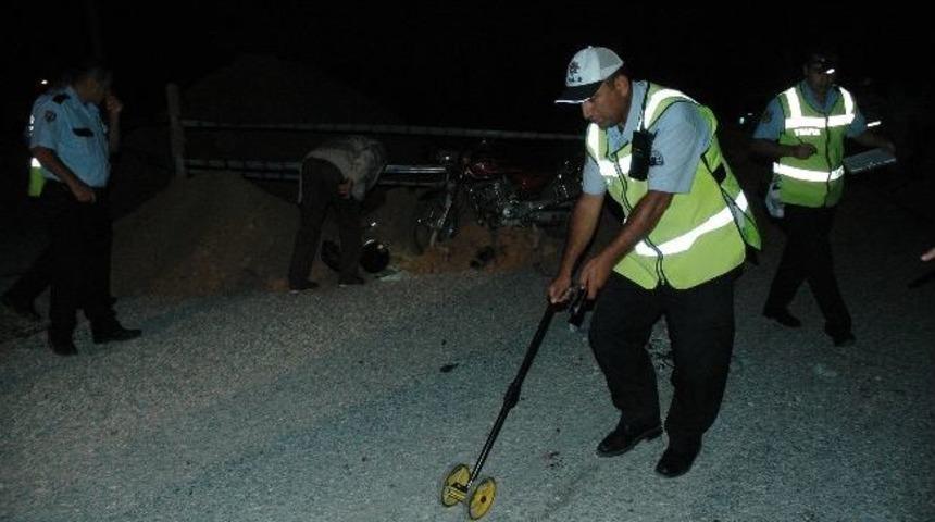 Motosiklet Kum Yığınına &Ccedil;arptı: 2 Yaralı