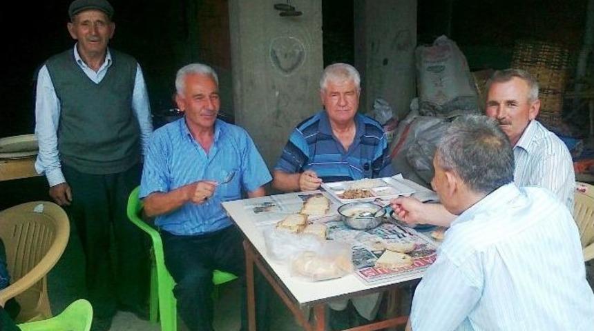 D&uuml;ğ&uuml;nde, Kız Evinden T&uuml;m K&ouml;ye Yemek Daveti
