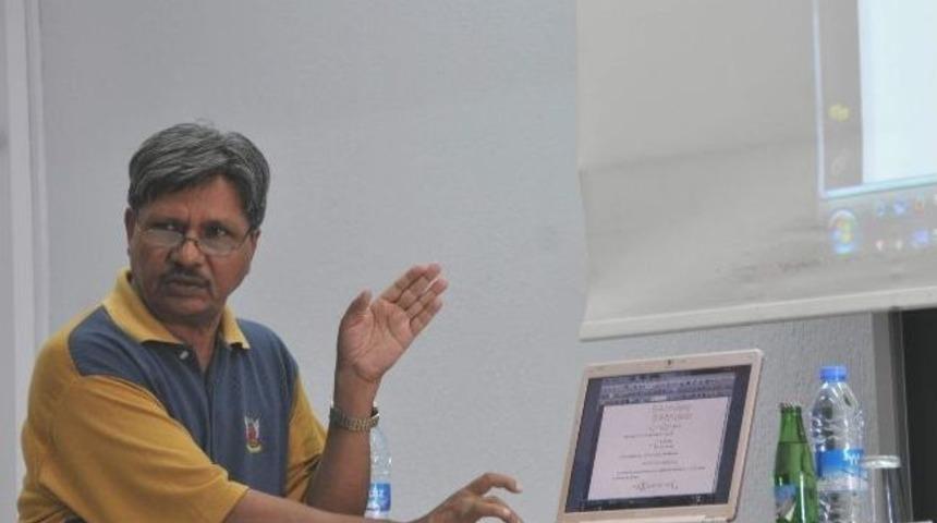 Hindistanlı &Ouml;ğretim &Uuml;yesi Ak&uuml;&rsquo;de Seminer Verdi