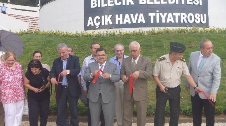 Bilecik Belediyesi A&ccedil;ık Hava Tiyatrosu G&ouml;lpark'ta A&ccedil;ıldı