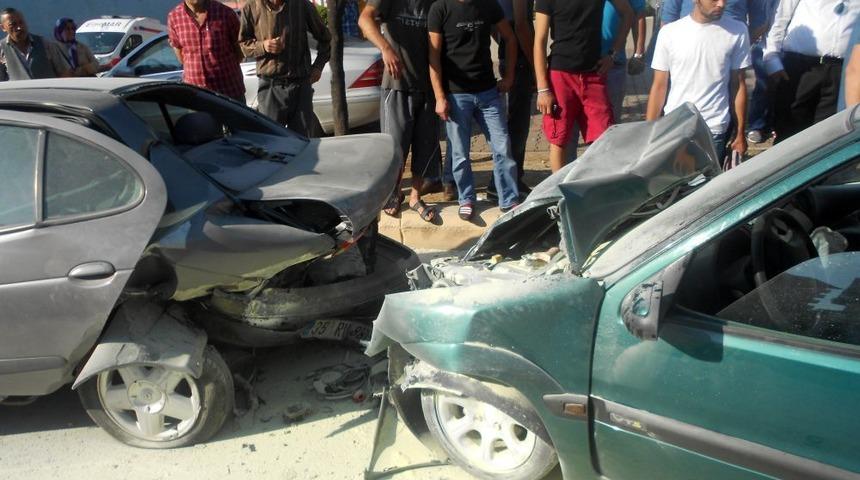 Direksiyon Hakimiyetini Kaybeden S&uuml;r&uuml;c&uuml; 3 Araca &Ccedil;arptı