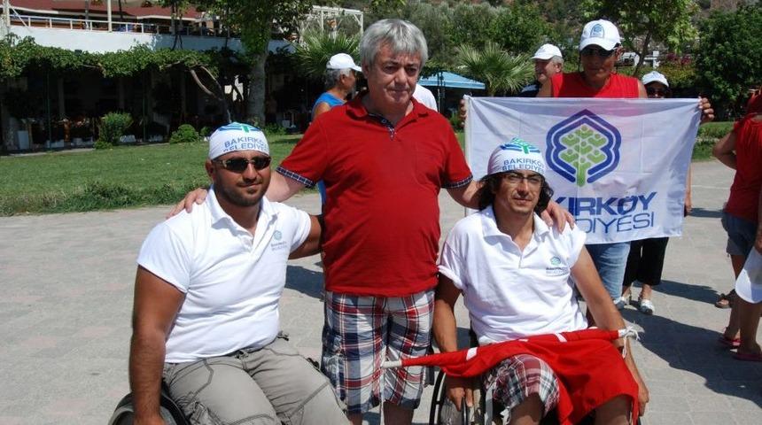 Engelli Sporcular Tekerlekli Sandalyelerini Bırakıp G&ouml;ky&uuml;z&uuml;nde U&ccedil;tu
