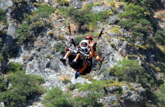 Engelli Sporcular Tekerlekli Sandalyelerini Bırakıp Gökyüzünde Uçtu