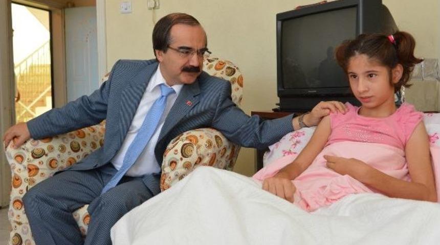 Vali Coş, Engelli Kıza Verdiği Tablet S&ouml;z&uuml;n&uuml; Yerine Getirdi