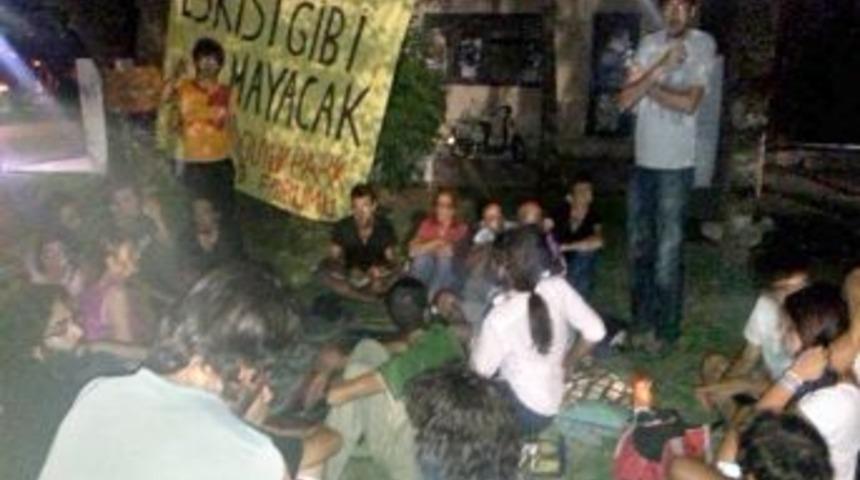 Parkta &Ccedil;adır Kuran Grup Polisin Uyarısıyla Dağıldı