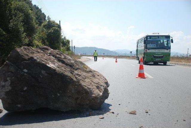 Yola Düşen Kaya Parçası Tehlike Oluşturdu