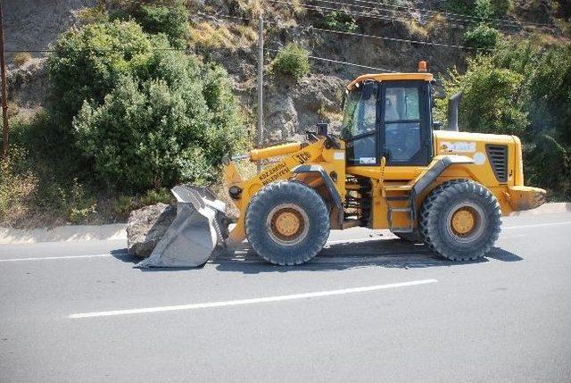 Yola Düşen Kaya Parçası Tehlike Oluşturdu