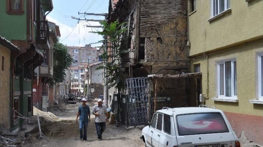 Tarihi Bina Yıkılmak &Uuml;zere