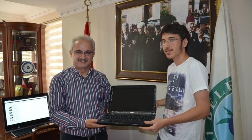 LYS'de Derece Yapan &Ouml;ğrencilere &Ccedil;ayeli Belediyesi'nden &Ouml;d&uuml;l