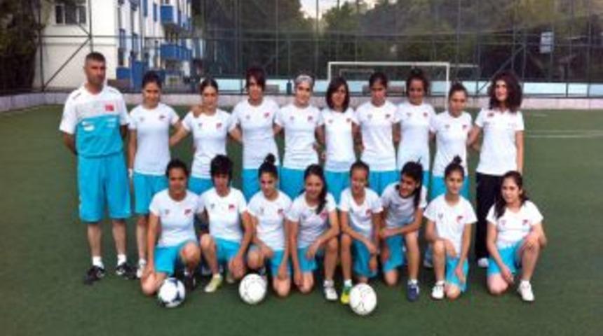 Başkan Demir&ouml;ren'in Davetlisi Siirt Kadın Futbol Takımı, İstanbul'a Geldi