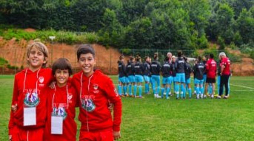 TFF-&Uuml;lker Futbol K&ouml;y&uuml; &Ouml;ğrencilerinden, Kadın Milli Takımı'na Ziyaret