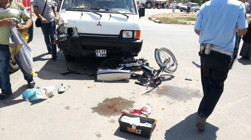 Dinar’da Minibüs Motosiklete Çarptı: 2 Yaralı