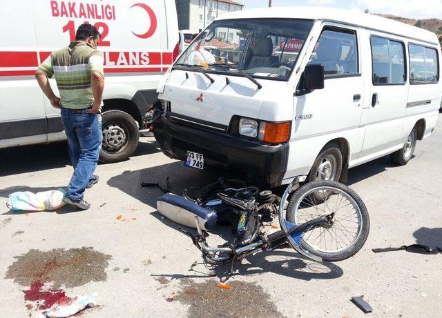 Dinar’da Minibüs Motosiklete Çarptı: 2 Yaralı