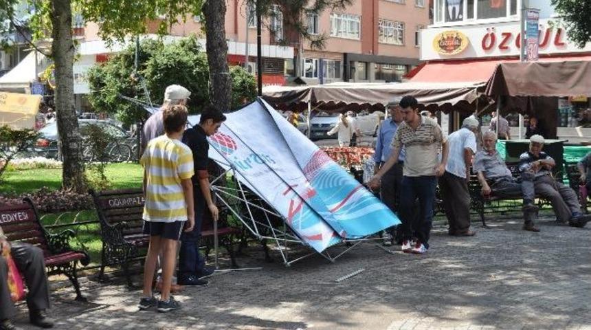 T&uuml;rk D&uuml;nyası Tanıtım Flama Ve Tabelaları Yerlerde