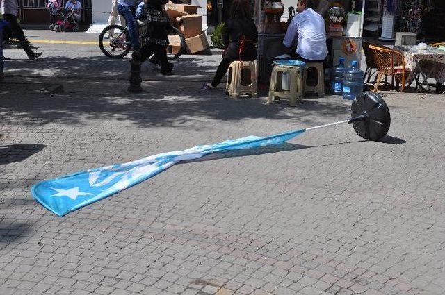 Türk Dünyası Tanıtım Flama Ve Tabelaları Yerlerde