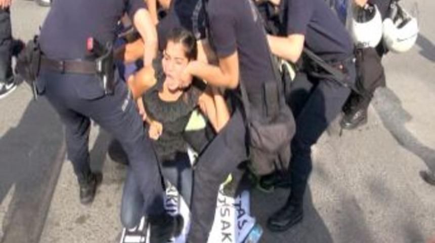 AK Parti Il Binası &Ouml;n&uuml;ne &Ccedil;adır Kuran 3 Kişi G&ouml;zaltına Alındı