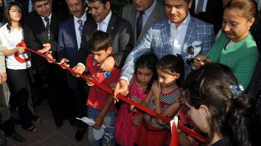 Bakan Kılı&ccedil;, Gen&ccedil;lik Merkezinin A&ccedil;ılışına Katıldı