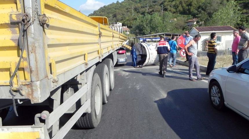 TIR &Uuml;zerindeki 11 Tonluk Sac Rulosu Yola D&uuml;şt&uuml;