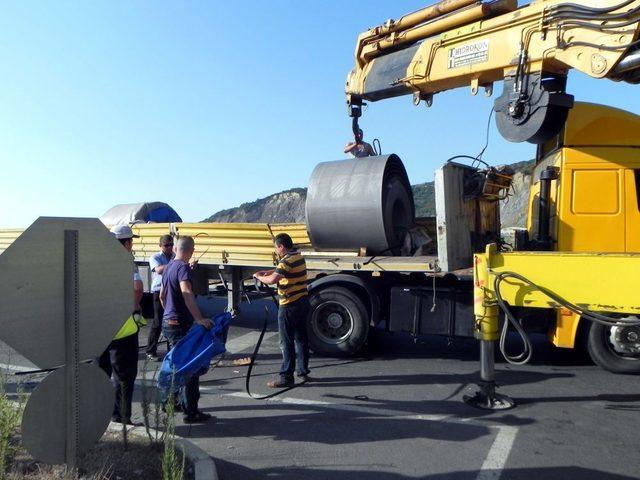 TIR Üzerindeki 11 Tonluk Sac Rulosu Yola Düştü