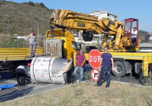 TIR Üzerindeki 11 Tonluk Sac Rulosu Yola Düştü