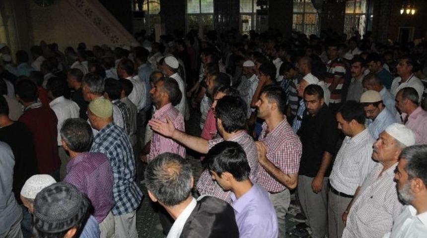 Suriye&rsquo;de &Ouml;lenler İ&ccedil;in Gıyabi Cenaze Namazı Kılındı