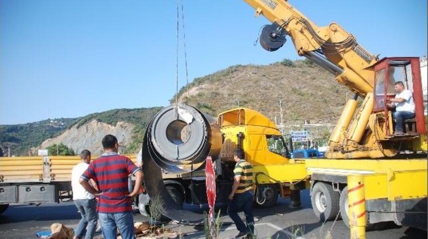 11 Tonluk Sac Rulo Seyir Halindeki Tır&rsquo;dan Yola D&uuml;şt&uuml;