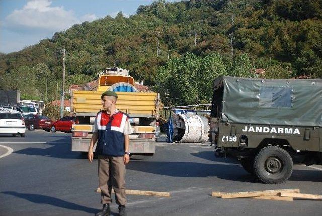 11 Tonluk Sac Rulo Seyir Halindeki Tır’dan Yola Düştü