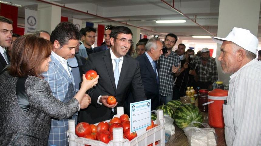 &Uuml;&ccedil; Bakan, Minik Sporcularla Rabia Selamı Verdi