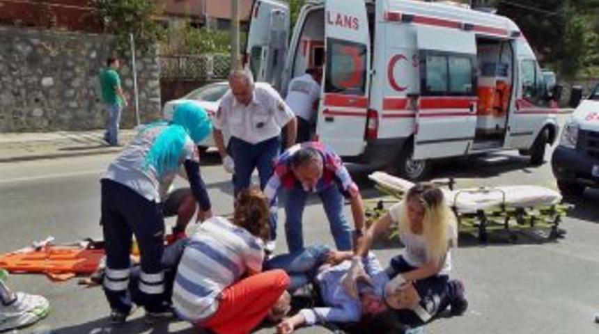 Kamyonete &Ccedil;arpan Motosikletteki 3 Kişi Yaralandı