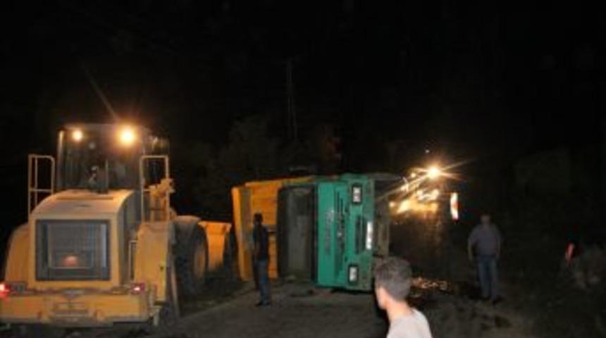 Damperi Açılan Kamyon Devrildi