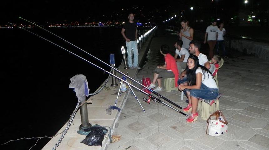 Sahilin Keyfini Ailecek Balık Tutarak &Ccedil;ıkarıyorlar