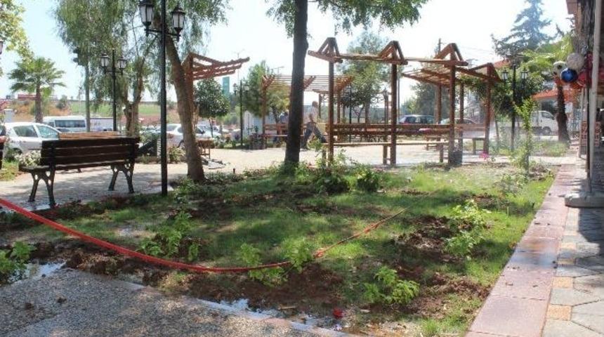 Sarı&ccedil;am Belediyesi Parkları G&uuml;zelleştiriyor