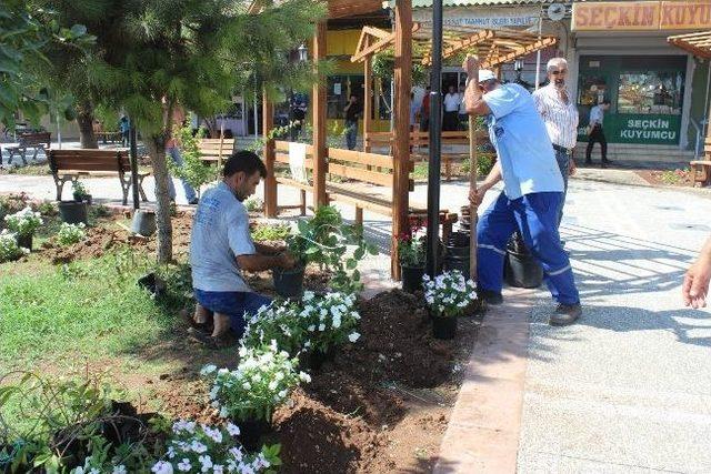 Sarıçam Belediyesi Parkları Güzelleştiriyor