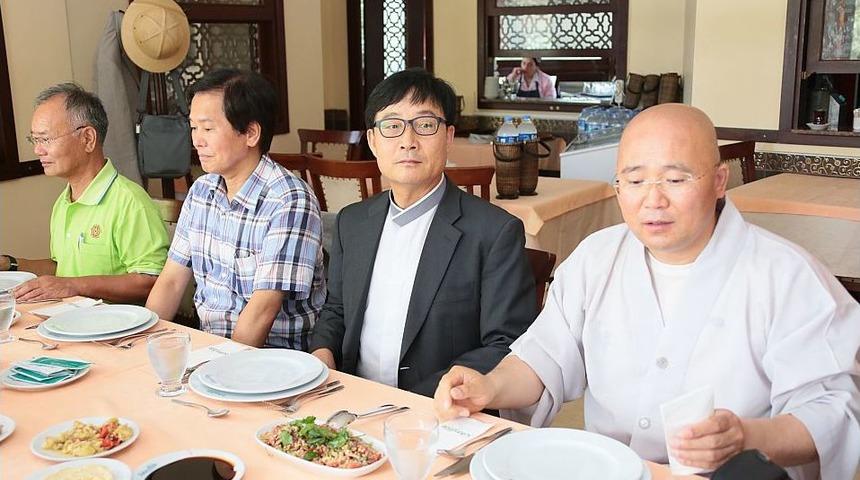 Koreli Heyet Ey&uuml;p Sultan'ı Ziyaret Etti