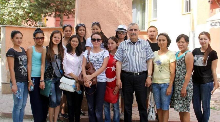 Kazak &Ouml;ğrenciler Bozkurt'ta