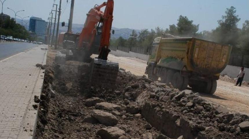 Yol Genişletme &Ccedil;alışmaları S&uuml;r&uuml;yor