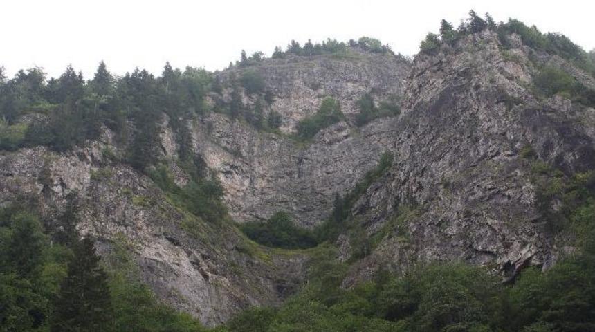 Yayladaki Kayalar G&ouml;renleri Şaşırtıyor